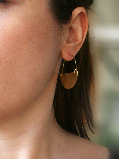 Crescent-shaped hoop earrings for women, made of brass with a gold finish - SosyGallery