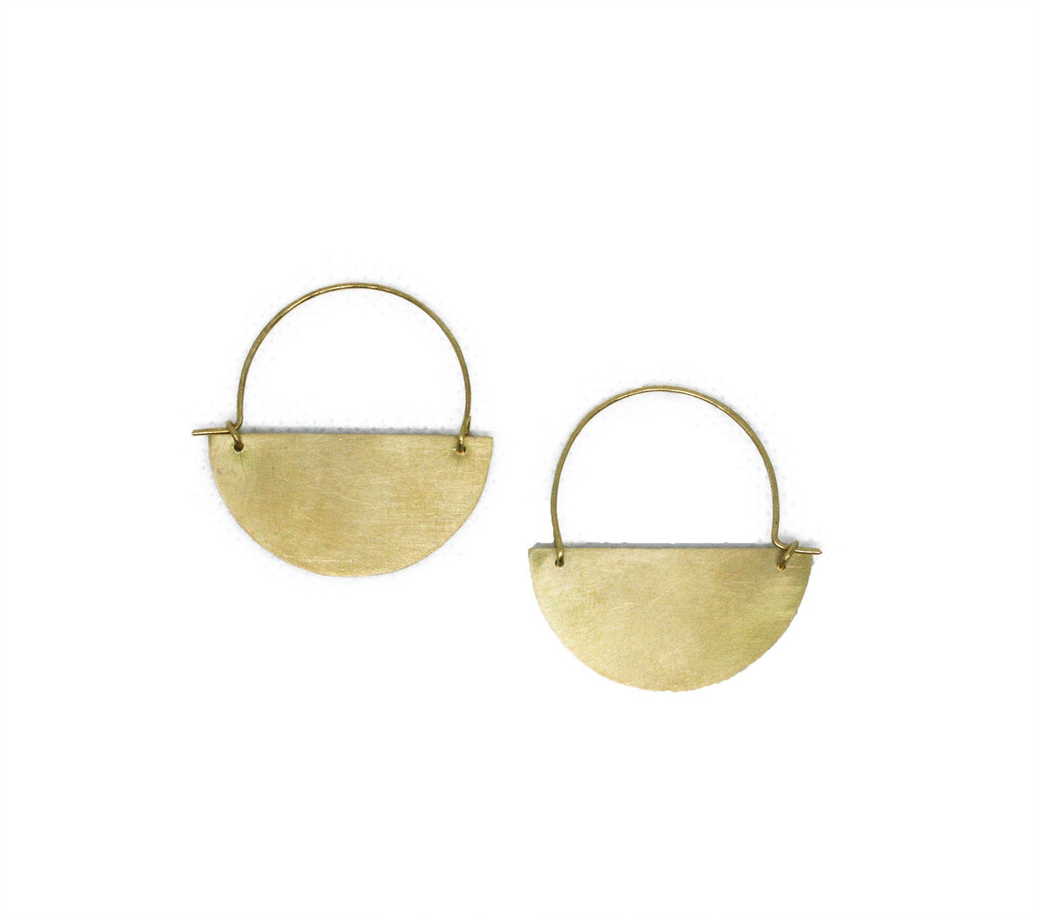 Crescent-shaped hoop earrings for women, made of brass with a gold finish - SosyGallery