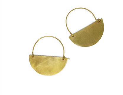 Crescent-shaped hoop earrings for women, made of brass with a gold finish - SosyGallery