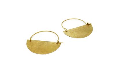 Crescent-shaped hoop earrings for women, made of brass with a gold finish - SosyGallery