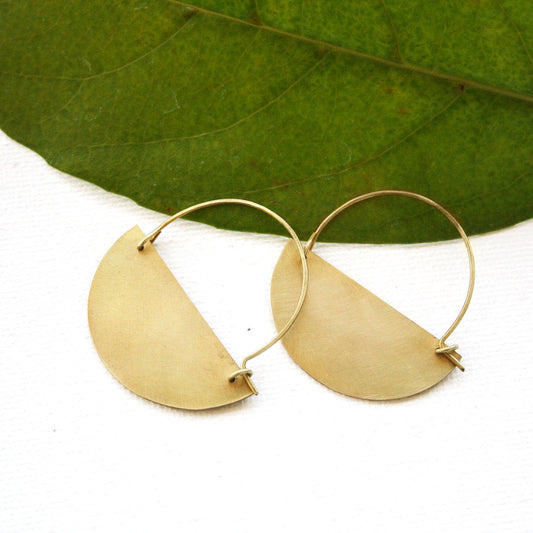 Crescent-shaped hoop earrings for women, made of brass with a gold finish - SosyGallery