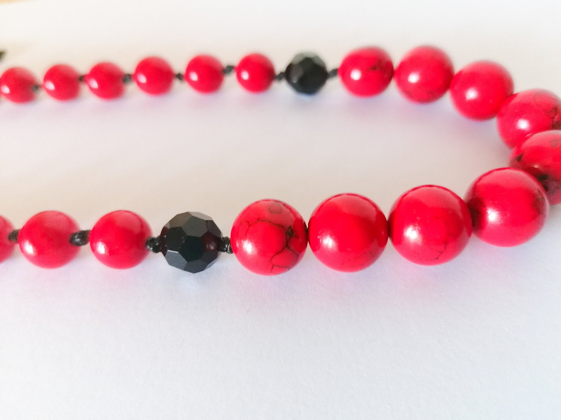 Red Howlite and Black Onyx Bead Necklace - SosyGallery