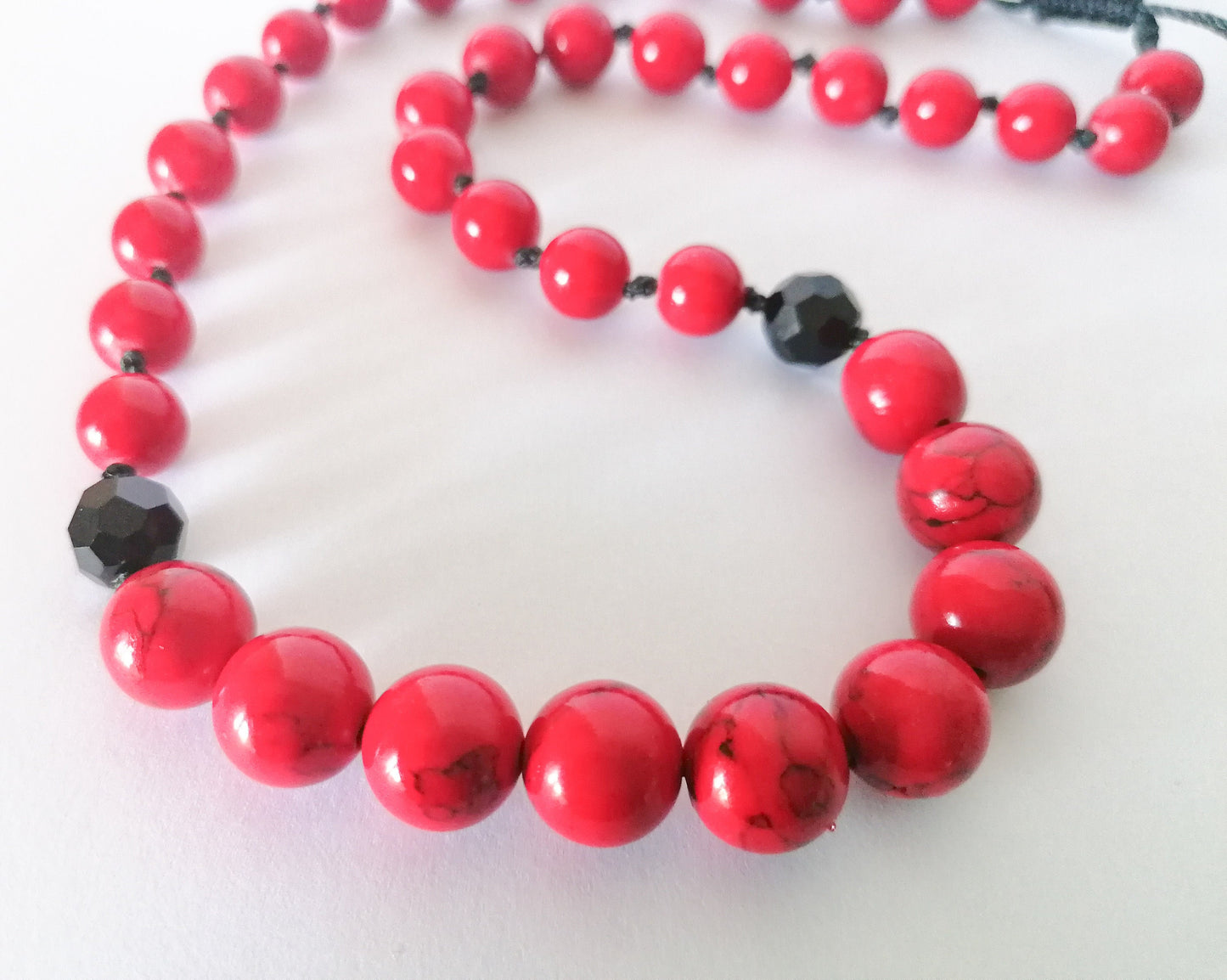 Red Howlite and Black Onyx Bead Necklace - SosyGallery