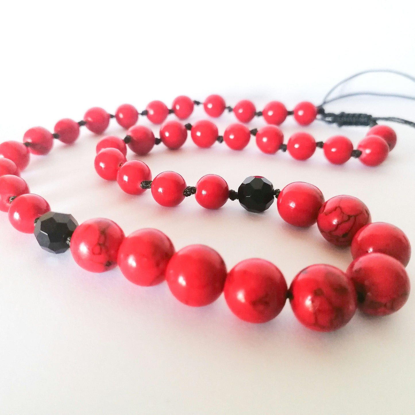 Red Howlite and Black Onyx Bead Necklace - SosyGallery