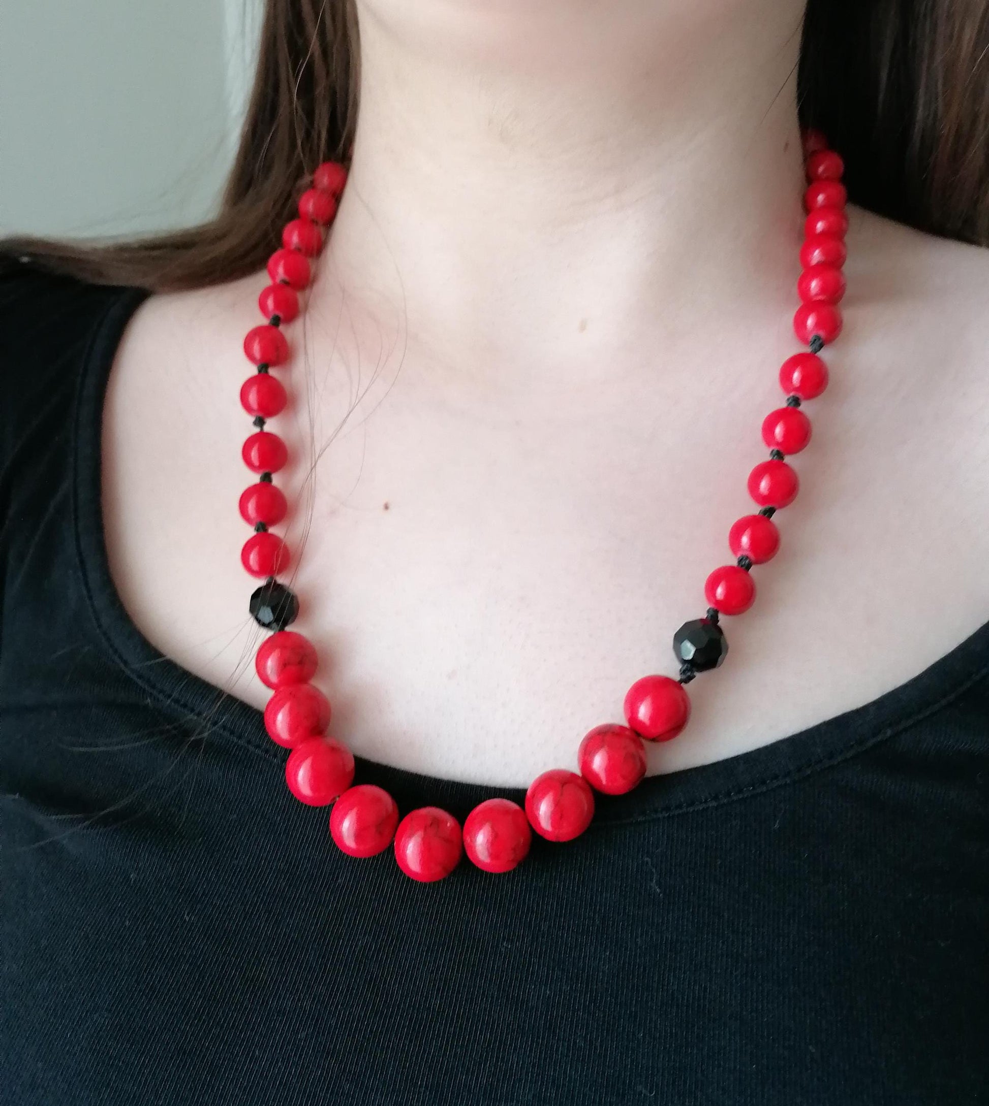 Red Howlite and Black Onyx Bead Necklace - SosyGallery