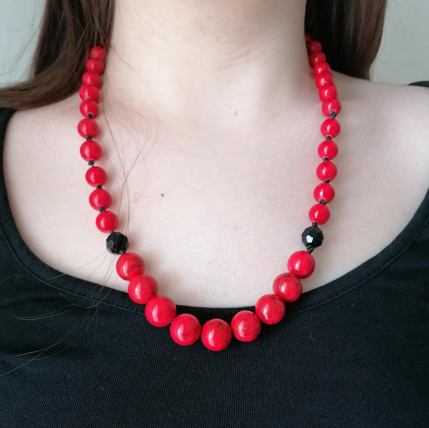 Red Howlite and Black Onyx Bead Necklace - SosyGallery